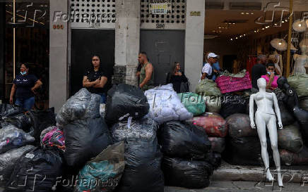 Incndio de grandes propores atinge shopping na regio do Brs