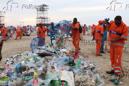 Limpeza da praia copacabana pela comlurb