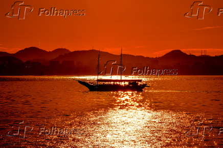 Embarcao ao amanhecer na Baa de Guanabara