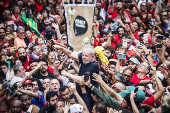 Lula  carregado por militantes at a porta do Sindicato dos Metalrgicos, em So Bernardo