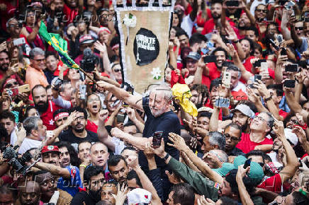 Lula  carregado por militantes at a porta do Sindicato dos Metalrgicos, em So Bernardo