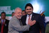 O ministro das Comunicaes, Juscelino Filho, recebe um abrao do presidente Lula 