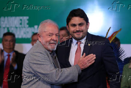 O ministro das Comunicaes, Juscelino Filho, recebe um abrao do presidente Lula 