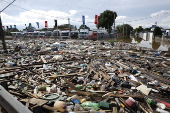 Alagamento e lixo na beira da BR-116, em em So Leopoldo