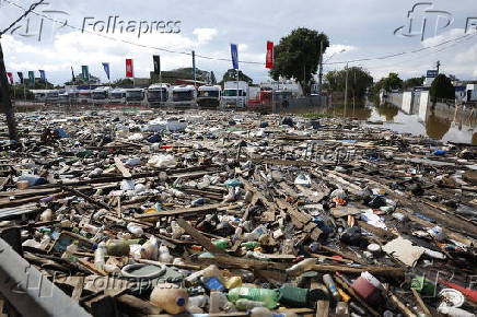 Alagamento e lixo na beira da BR-116, em em So Leopoldo