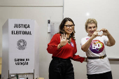 Primeira dama Rosngela Lula da Silva apos votar ao lado  Marta Suplicy