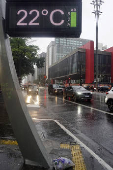 Pedestres enfrentam chuva na Avenida Paulsita, em So Paulo (SP)