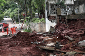 Funcionrios fazem limpeza nos fundos do Ara, na zona oeste da capital paulista