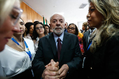 O presidente Lula  cercado por jornalistas durante caf no Palcio do Planalto