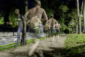 Imagem com mltipla exposio mostra pedestres se exercitando na av. Braz Leme