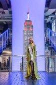 Miss Universo Victoria Kjaer posa para fotos No Empire State 