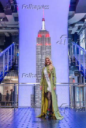 Miss Universo Victoria Kjaer posa para fotos No Empire State 