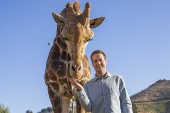 O empresrio Dakota Semler e a girafa Stanley