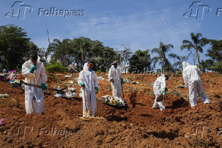 Enterro de vtima de Covid-19 em cemitrio em SP