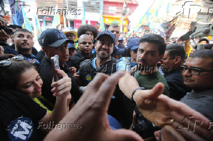 O candidato Pablo Maral durante campanha na comunidade do Heliopolis