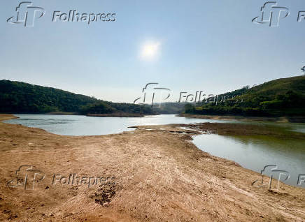 Nvel baixo da Represa de Paraibuna SP