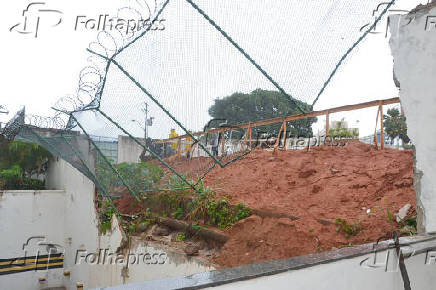 Desabamento de muro de obra do governo de Salvador - BA