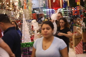 Movimentao de consumidores fazendo compras para o Natal