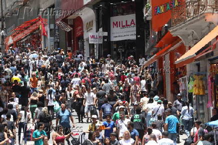 Consumidores lotam a Ladeira Porto Geral para compras de natal