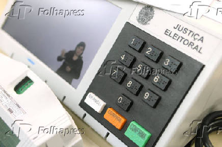 Urnas eletrnicas so preparadas para a votao em SP