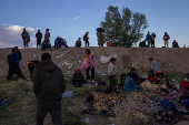 Migrants rise at daybreak international border between Mexico and United States