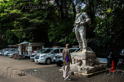 Turista na frente do Monumento  Anhanguera na Avenida Paulista