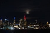 Uma Super Lua  vista sobre  Ilha de Manhattan, em Nova York