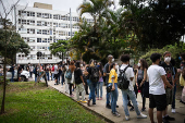 Estudantes com mscaras na fila do bandejo da USP