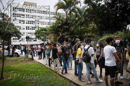 Estudantes com mscaras na fila do bandejo da USP