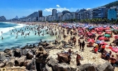 Praia de Copacabana lotada com banhistas e turistas