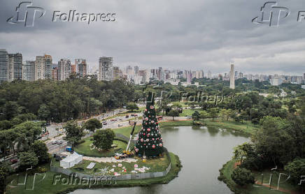 A montagem da tradicional rvore de Natal do parque Ibirapuera, em SP