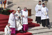 O papa Francisco  amparado durante a missa de canonizao de Irm Dulce no Vaticano 