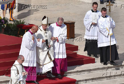 O papa Francisco  amparado durante a missa de canonizao de Irm Dulce no Vaticano 