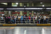 Passageiros na estao da S, da linha 1-azul do Metr de SP