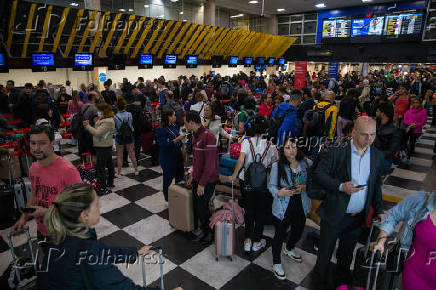 Saguo do aeroporto de Congonhas lotado de passageiros