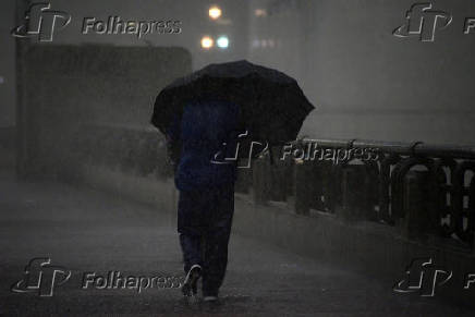 Pedestres enfrentam forte chuva em SP