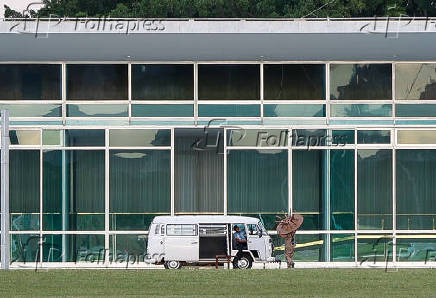 Servidores levam itens para o Palcio da Alvorada, em Braslia