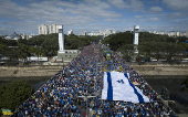 Fiis participam da Marcha para Jesus, em via da zona norte de So Paulo