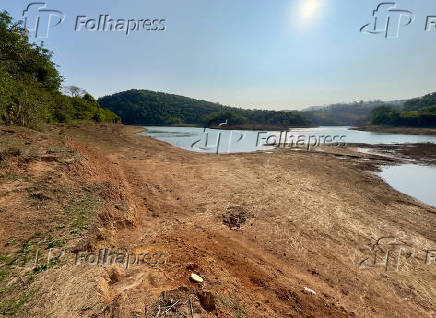 Nvel baixo da Represa de Paraibuna SP