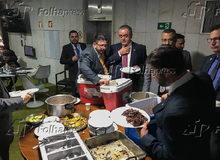 Deputados se servem de feijoada oferecida por Fabio Ramalho (MDB-MG)