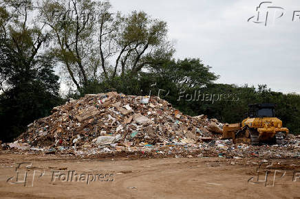 Depsito de lixo aps enchentes, em So Leopoldo (RS)