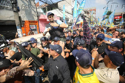 O candidato Pablo Maral durante campanha na comunidade do Heliopolis