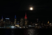 Uma Super Lua  vista sobre  Ilha de Manhattan, em Nova York