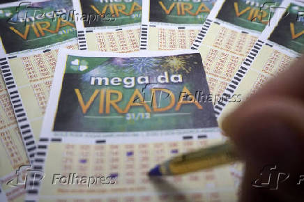 Apostador preenche volante da Mega-Sena da Virada