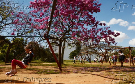 Menina brinca no balano no Parque do Ibirapuera em So Paulo