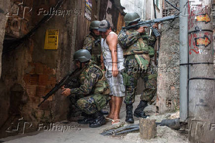Foras Armadas durante patrulha na Rocinha no Rio de Janeiro (RJ)