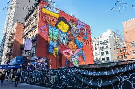 Mural dos artistas Osgemeos  visto na Ilha de Manhattan, em Nova York