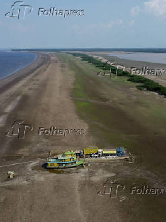 Rebocador e balsa encalhados em banco de areia no Rio Negro