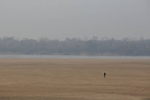 Em meio a fumaa das queimadas e secas,  grande banco de areia pode ser visto  durante a seca que atinge o Rio Branco