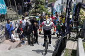El colombiano Javier Zapata se reta en las escaleras de la comuna 13 en una exhibicin de biketrial